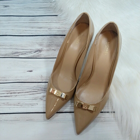 MICHAEL KORS TAN NUDE PATENT PUMPS HEELS GOLD BOWS - Picture 2 of 8